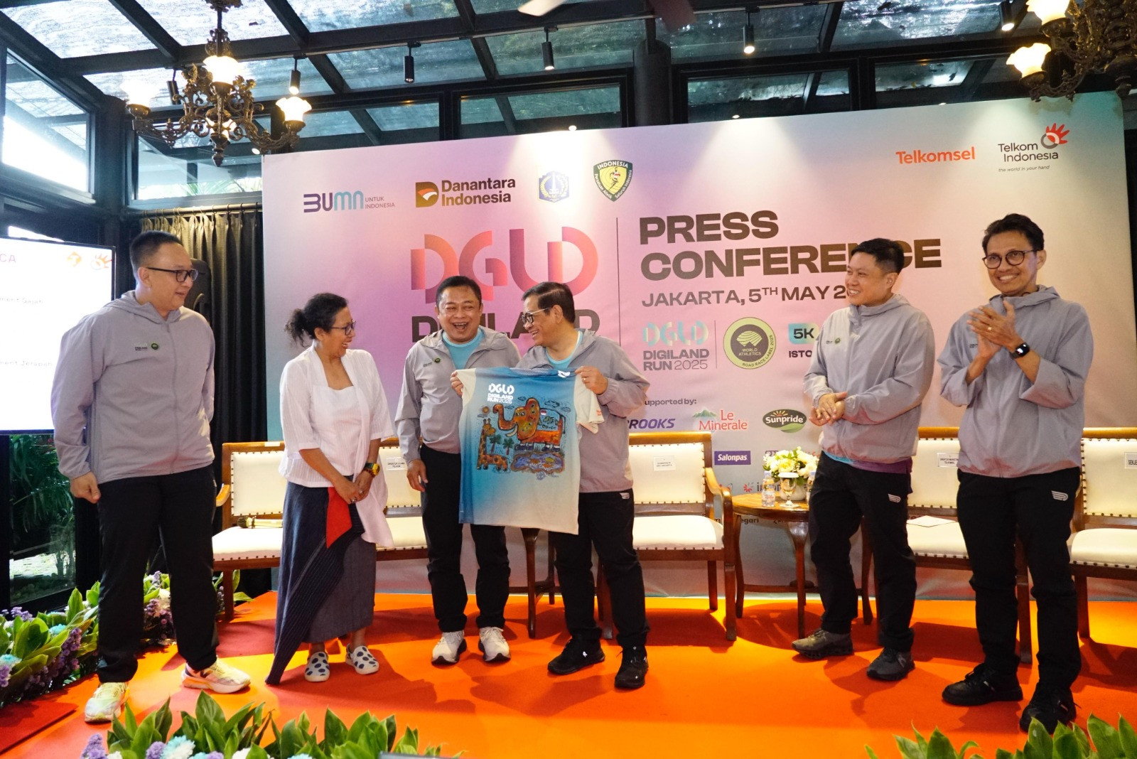 (kiri ke kanan) SVP Group Sustainability & Corporate Communication Telkom Ahmad Reza, Seniman Erica, Direktur Utama Telkom Ririek Adriansyah, Gubernur DKI Jakarta Pramono Anung, Direktur Marketing Telkomsel Derrick Heng, dan Sekretaris Jenderal PB PASI Tigor Tanjung saat acara Press Conference Digiland 2025, di Jakarta, Senin (5/5).