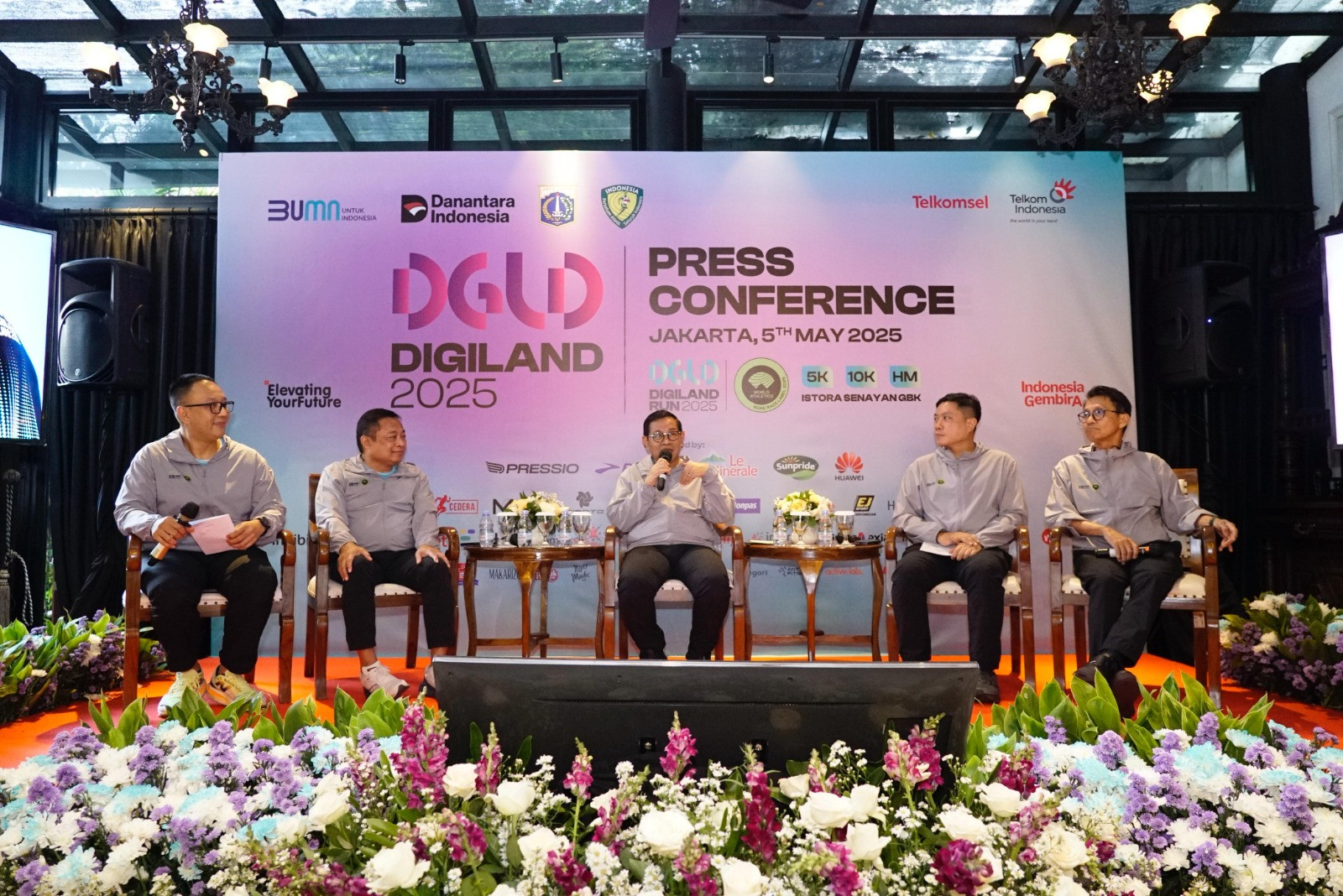 (kiri ke kanan) SVP Group Sustainability & Corporate Communication Telkom Ahmad Reza, Direktur Utama Telkom Ririek Adriansyah, Gubernur DKI Jakarta Pramono Anung, Direktur Marketing Telkomsel Derrick Heng, dan Sekretaris Jenderal PB PASI Tigor Tanjung saat acara Press Conference Digiland 2025, di Jakarta, Senin (5/5).